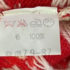 真っ赤の中に白い羊模様が可愛い！ウール100％セーターの画像