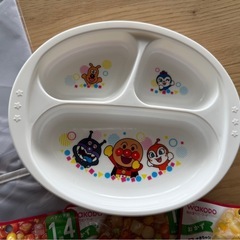 離乳食、エプロン、食器セットの画像