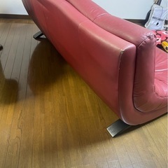 赤い本革ソファ　ニトリの画像