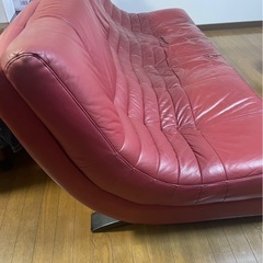 赤い本革ソファ　ニトリの画像