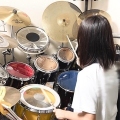 安っ💦2025年ドラム･リズム教室✨️ 🥁ふくらはぎや脳の運動になり、肩こりも軽減されます！入会金5000円💁🏻‍♀️レッスン料金1時間2000円　😋出張レッスンも可能なので、お問い合わせくださいませ〜 猛暑なので近場なら、送迎可能ですよ！オリジナル本革練習パッドプレゼントします👍🏻 ドラムスは2セット使用‼️の画像