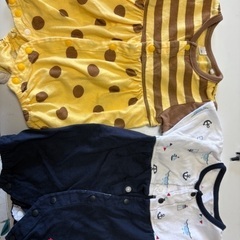新生児用未開封おむつ　服3枚の画像