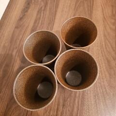 陶器か何かのコップ４個セットの画像