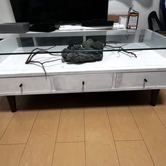 ガラステーブルの画像