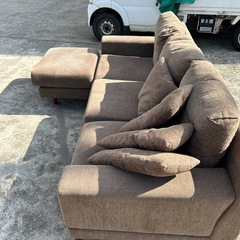 3人掛け、オットマン付きソファーの画像