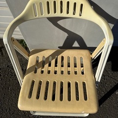 折りたたみ椅子の画像