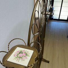 高さ144cm 幅110cm アイアン製 フラワースタンド／パーテーション風装飾付き 花台 2段の画像