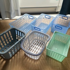 雑貨まとめ売り　青系カゴ6個の画像