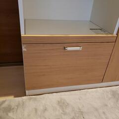 【あげます！】　本日限り。食器棚　白めの合板木材　コンセント二個付の画像