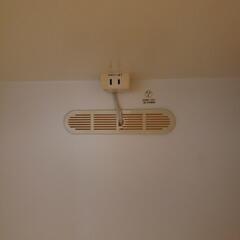 【あげます！】　本日限り。食器棚　白めの合板木材　コンセント二個付の画像