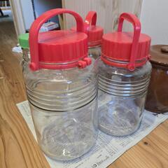 漬け物用ガラス瓶と壺の画像