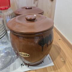 漬け物用ガラス瓶と壺の画像