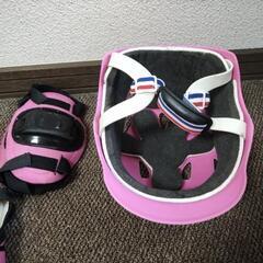 子供用ヘルメットと各種防具の画像