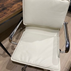 【無料】木目調キャビネット、デスク、椅子セットの画像