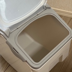 米びつ　ペットフード入れの画像