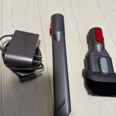 Dyson V7 fluffy 掃除機 充電器・アタッチメント付　【ジャンク品】の画像