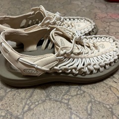KEEN 編み込みサンダル ホワイトの画像