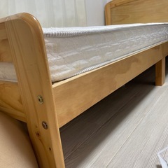 シングルベッドとマットレスの画像