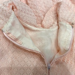 フリル付きのピンクマキシドレスの画像