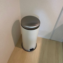 IKEA イケア　ゴミ箱　ペダル式の画像