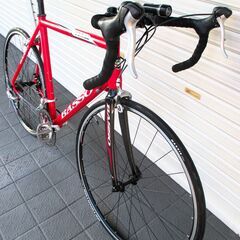 中古自転車 BASSO CORAL ロードバイク 自転車 18段変速(前2段/後9段) 軽量アルミフレーム フレームサイズ550㎜ 取付式LEDライト付 前タイヤチェーン、サドル新品交換済 レッド 通勤 通学 近所のお出掛けなどにの画像