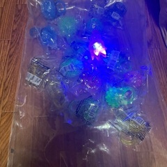 数色に光る ゴム指輪の画像