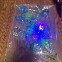 数色に光る ゴム指輪の画像