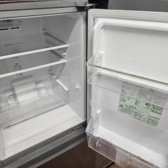 リサイクルショップどりーむ天保山店　No3942　２ドア冷蔵庫　AQUA　2019年製　容量126L　1人暮らしに最適なサイズです♪　※冷蔵パーツ破損・パッキン汚れ有(´;ω;｀)の画像