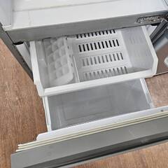 リサイクルショップどりーむ天保山店　No3942　２ドア冷蔵庫　AQUA　2019年製　容量126L　1人暮らしに最適なサイズです♪　※冷蔵パーツ破損・パッキン汚れ有(´;ω;｀)の画像