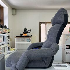 【リサイクルショップ ピカソ 小松原】🛋✨ヒジ連動ビッグサイズ座椅子 Nデリー（グレー）✨★8565★の画像