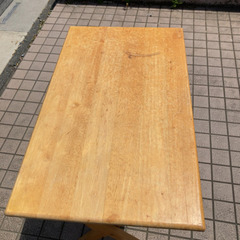 折りたたみ式テーブルの画像