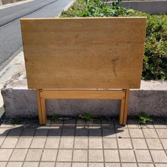 折りたたみ式テーブルの画像