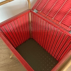 ピンクのラタンバスケット かごの画像