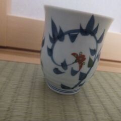 新品箱入り未使用有田焼　湯のみ茶碗2個セットです。いただき物でワン理容院と底に書いています。 青い葉と赤い花のデザインが特徴的な陶器のコップ2個セット。 の画像