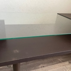 ガラス天板のテーブルの画像