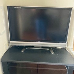 冷蔵庫　洗濯機　テレビ　机　電子レンジ　食器棚の画像