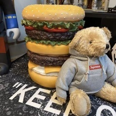 ハンバーガー型スツールの画像