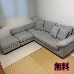 【無料】3〜4人がけソファー グレー クッション3つ付き の画像