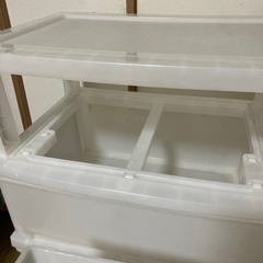 大型プラスチック収納ケース（ローラー付き・4段）【美品・使用感あり】の画像