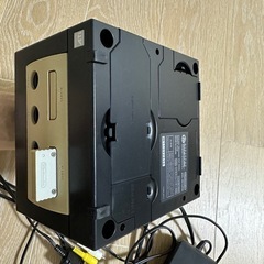 ゲームキューブ本体とコードの画像