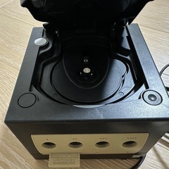 ゲームキューブ本体とコードの画像