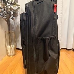 [サンワダイレクト] キャリー リュック 大容量 33~48L マチ拡張 機内持ち込み 13.3型PC対応 ブラック 200-BAGCR006BKの画像