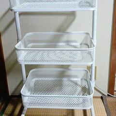 業務用 店舗用品 什器 陳列台 移動可能 3段ワゴン台 コマ付き 中古の画像