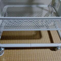 業務用 店舗用品 什器 陳列台 移動可能 3段ワゴン台 コマ付き 中古の画像
