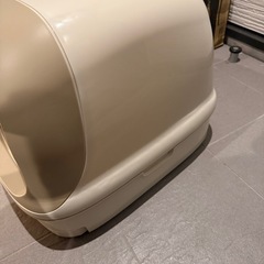 ニャンとも清潔トイレ 消臭力監修 猫 トイレ [約3ヵ月分消臭特化の猫砂・シート付] ドームタイプ ホワイト＆ライトグレー の画像