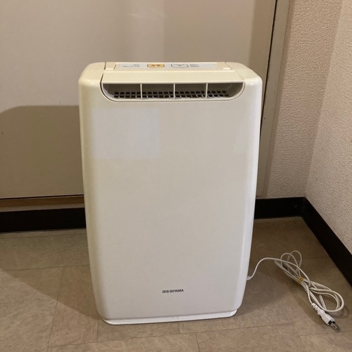 アイリスオーヤマ  除湿器　中古 アイリスオーヤマ除湿機 (ab12) 西向日の季節、空調家電《除湿器