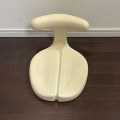 姿勢良く座るための椅子の画像