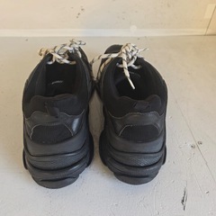 ブラックのBALENCIAGAスニーカー、サイズ44、ストライプ紐デザイン。 の画像