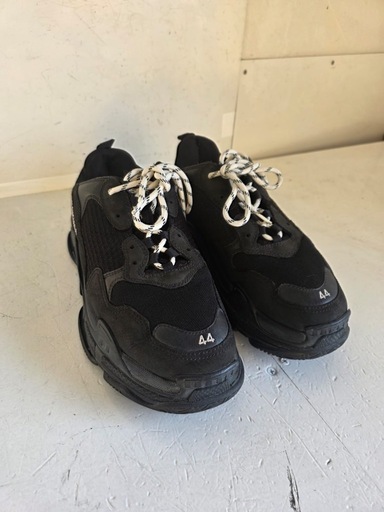 ブラックのBALENCIAGAスニーカー、サイズ44、ストライプ紐デザイン。 