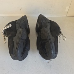 ブラックのBALENCIAGAスニーカー、サイズ44、ストライプ紐デザイン。 の画像